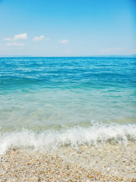 Kumlu Sahilde Yumuşak Bir Mavi Okyanus Dalgası — Stok fotoğraf