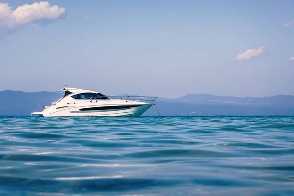 Motor Boat Floating Clear Turquoise Water — Stock Photo, Image