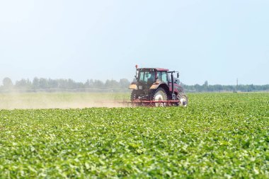 Traktör yeşil alanda. Tarım makine.