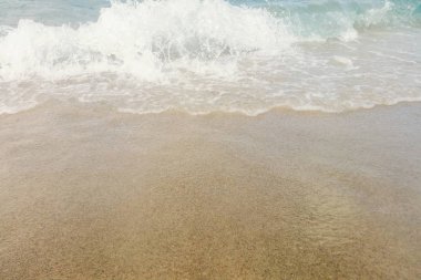 Kumlu sahilde mavi okyanus dalgası Yaz Arkaplanı 'nı kapatır