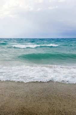 Güçlü dalgalar sahile çarpar Güzel deniz manzarası.