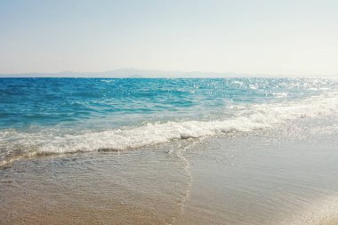 Kumlu sahilde mavi okyanus dalgası Yaz Arkaplanı