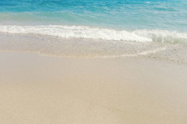 Kumlu sahilde mavi okyanus dalgası Yaz Arkaplanı