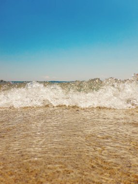 Kumlu sahilde mavi okyanus dalgası Yaz Arkaplanı