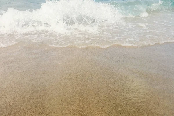 Welle Des Blauen Ozeans Sandstrand Nahaufnahme Sommer Hintergrund — Stockfoto