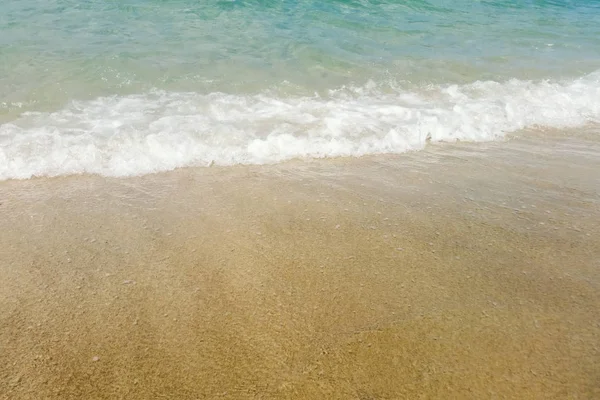 Våga Blått Hav Sandstrand Närbild Sommar Bakgrund — Stockfoto