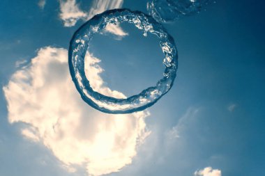 Kabarcık halkası Su altında güneşe doğru yükselir.