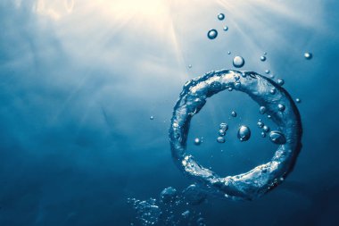 Kabarcık halkası Su altında güneşe doğru yükselir.