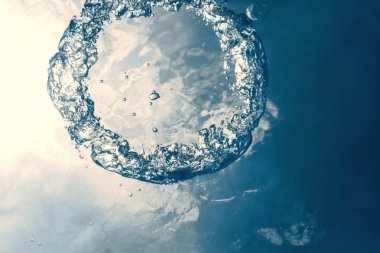 Kabarcık halkası Su altında güneşe doğru yükselir.