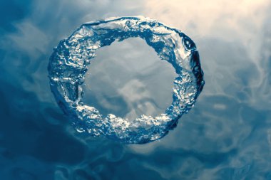 Kabarcık halkası Su altında güneşe doğru yükselir.