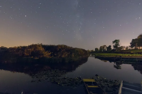 Reflectie Van Sterren Bomen Het Meer Nachts Jachthaven Met Boten — Stockfoto