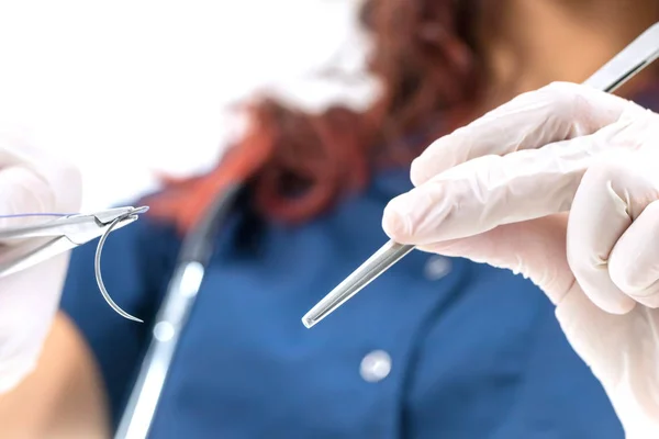 Dokter Holding Chirurgische Pincet Hechtdraad Naald Wordt Materiaal — Stockfoto