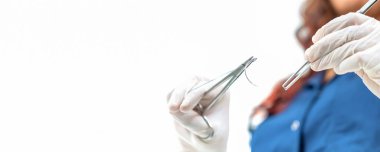 Cerrahi tutan Doktor forseps iğne, malzeme dikiş dikerim.