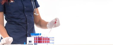 Kadın doktor test tüpleri laboratuvar pipet ile doldurma