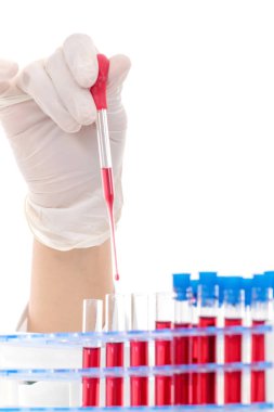 Laboratuvar pipet ile test tüpleri dolum bilim adamı