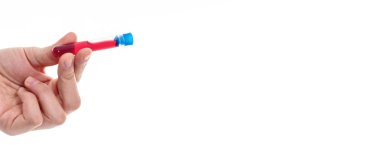 Laboratuvar test tüpü tutan bir bilim adamı. Test tüpleri araştırma kavramı.