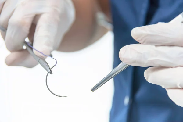 Dokter Holding Chirurgische Pincet Hechtdraad Naald Wordt Materiaal — Stockfoto