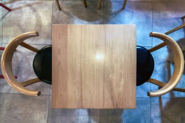 Üstten görünüm boş ahşap masa ve sandalyeler kafede