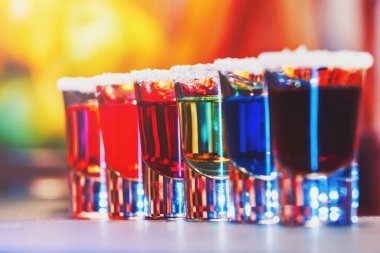 Sayaç, renkli shooter kokteyl bar üzerinde alkollü kokteyl satır içer