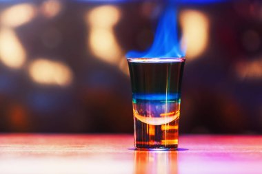 Sıcak barda kokteyl atış sayaç