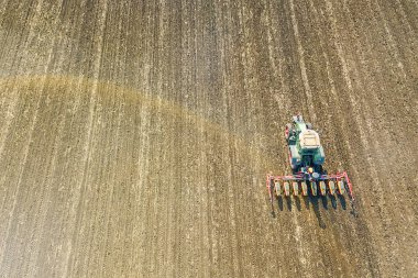Tarlaya ekin eken çiftçi. Tohum Havası Görünümü.