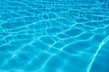 Yüzme havuzu, güneş ışığı yansıması. Dalgalı Su.