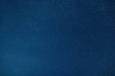 Gece gökyüzü arka plan ile yıldızlar ve bulutlar