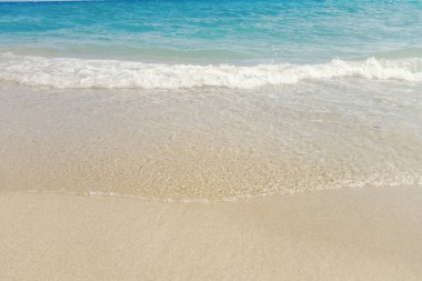 Kumlu sahilde mavi okyanus dalgası Yaz Arkaplanı