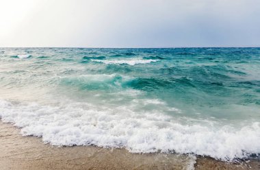 Güçlü dalgalar sahile çarpar Güzel deniz manzarası.