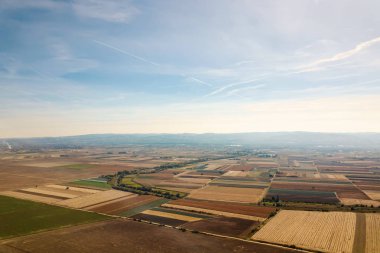 Sonbahar kırsalında tarım alanlarının havadan görünüşü.