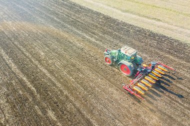 Tarlaya ekin eken çiftçi. Tohum Havası Görünümü.