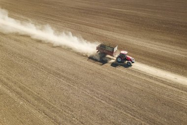 Yalak tarım alanı havadan görünümü gidiş traktör