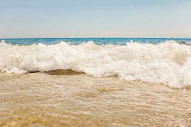 Kumlu sahilde mavi okyanus dalgası Yaz Arkaplanı