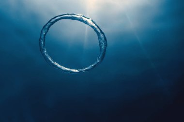 Kabarcık halkası Su altında güneşe doğru yükselir.