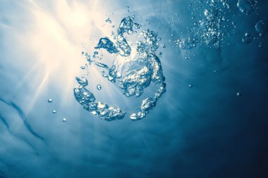 Güneş ışığıyla birlikte su altı kabarcıkları. Sualtı Arkaplanı Baloncukları.