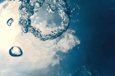 Kabarcık halkası Su altında güneşe doğru yükselir.