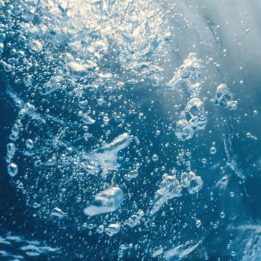 Güneş ışığıyla birlikte su altı kabarcıkları. Sualtı Arkaplanı Baloncukları.