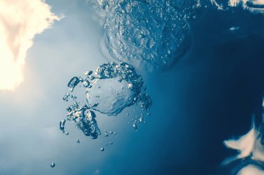 Güneş ışığıyla birlikte su altı kabarcıkları. Sualtı Arkaplanı Baloncukları.