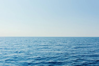 Mavi deniz ve açık gökyüzü. Karayip Denizi.