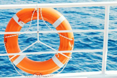 Halka hayat tekne şamandıra. Zorunlu gemi donatım. Bir yolcu gemisi güvertede turuncu cankurtaran.