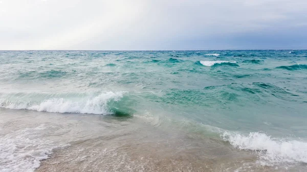 强烈的海浪冲击着海滩美丽的海景 — 图库照片