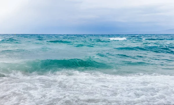 Güçlü Dalgalar Sahile Çarpar Güzel Deniz Manzarası — Stok fotoğraf