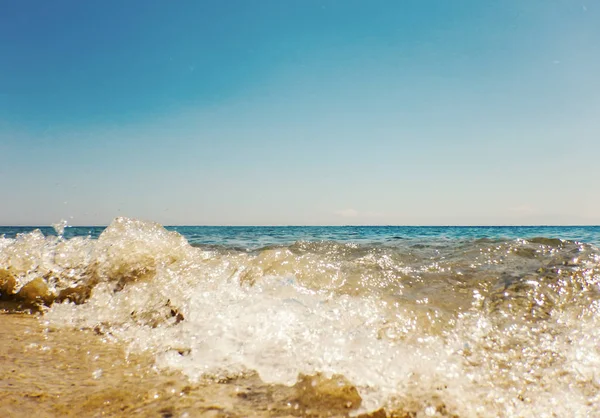 沙滩上的蓝色海浪夏季背景 — 图库照片