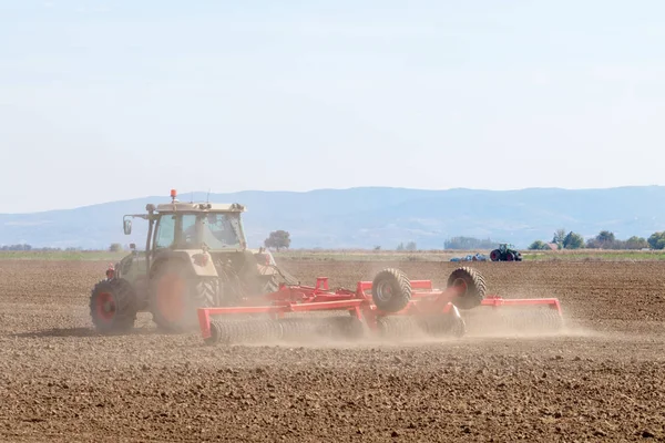 Traktor Mempersiapkan Lapangan Traktor Pertanian — Stok Foto