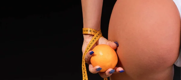 Mulher Fita Métrica Segurando Laranja Conceito Celulite Perda Peso — Fotografia de Stock