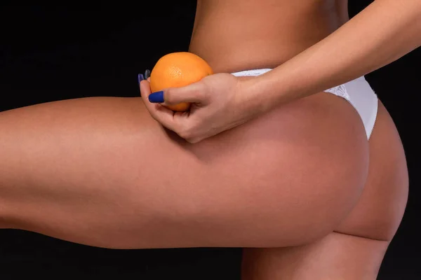 Młoda Kobieta Piękne Ciało Gospodarstwa Pomarańczowy Koncepcja Cellulit Liposukcja Odchudzanie — Zdjęcie stockowe