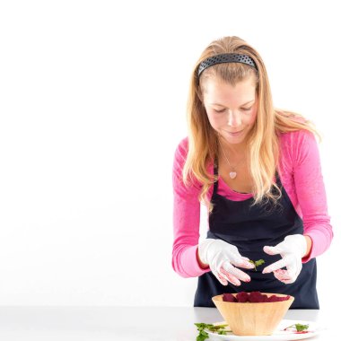 Çiğ vegan gıda hazırlama. Çiğ gıda kavramı bambu kase. Vegan gıda hazırlama