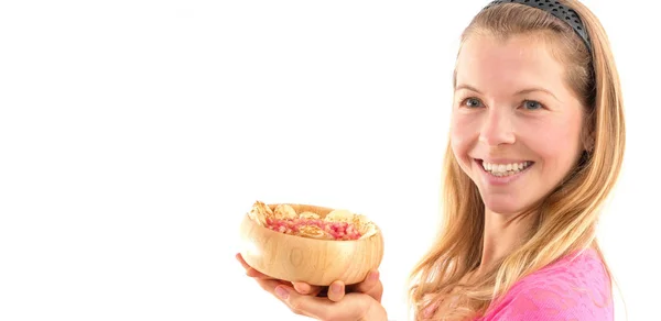 生菜食健康食品を保持している若い女性 生の食品コンセプト竹ボウル — ストック写真