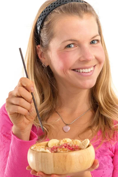 生菜食健康食品を保持している若い女性 生の食品コンセプト竹ボウル — ストック写真
