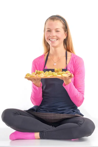 Mujer Joven Feliz Sosteniendo Saludable Desayuno Vegano Crudo Fruta Fresca —  Fotos de Stock